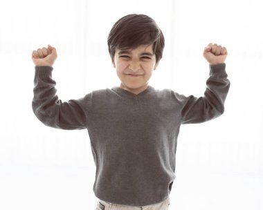 Yakışıklı çocuğun portresi beyaz kollarında izole edilmiş kaslarını gösteriyor..