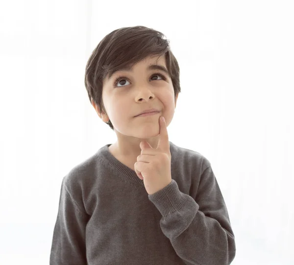 Beyaz arka plan üzerinde düşünen çocuk