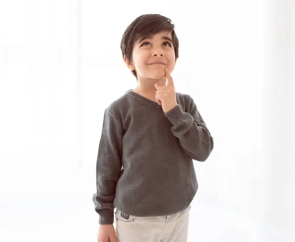 Beyaz arka plan üzerinde düşünen çocuk