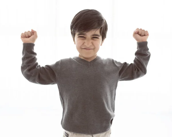 Yakışıklı çocuğun portresi beyaz kollarında izole edilmiş kaslarını gösteriyor..