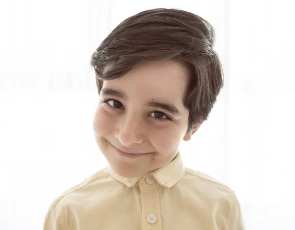 Sevimli ve gülümseyen çocuk. Kapat..