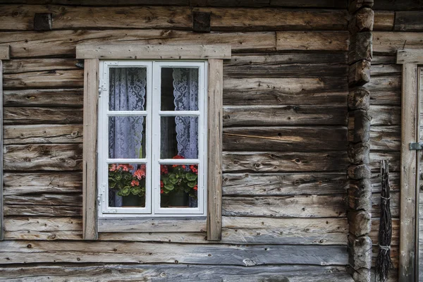 Окно в старом деревянном доме — стоковое фото