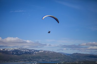 Norveç üzerinden yamaç paraşütü