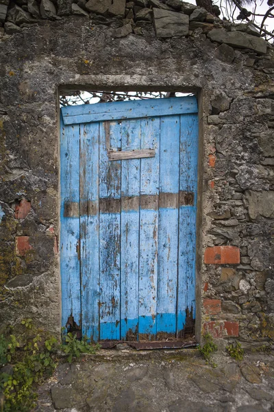 Old Italian door in a wall — Stock Photo, Image
