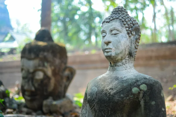 Imagem antiga de Buda foco no objeto frontal — Fotografia de Stock