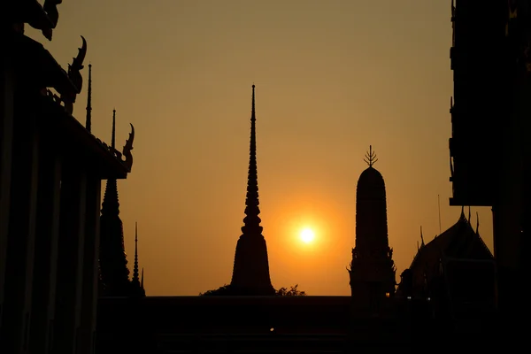 Pagoda Wat Pho templo por do sol, Banguecoque na Tailândia — Fotografia de Stock