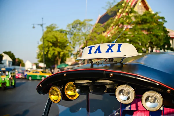 Tuk-tuk taxi's in Bangkok. Ondiepe diepte van het veld met de viswater — Stockfoto