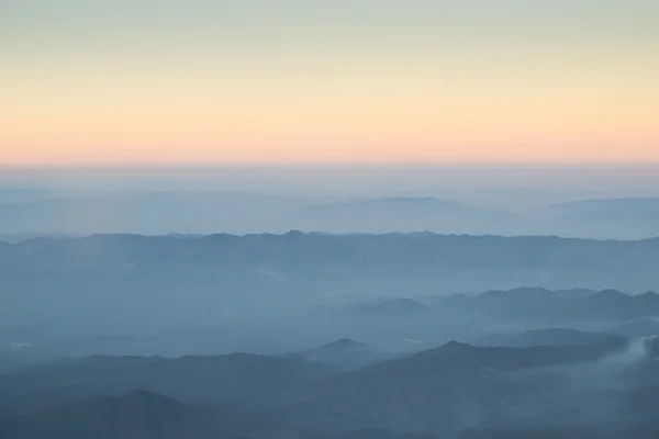 Camada de nuvens neblina montanha e nascer do sol . — Fotografia de Stock