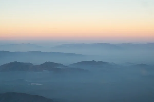 Laag van wolken mist berg en zonsopgang. — Stockfoto