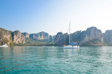 Temiz su mavi gökyüzü ve yat. Krabi il, Thailan Beach