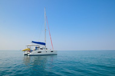 Temiz su mavi gökyüzü ve yat. Krabi il, Thailan Beach