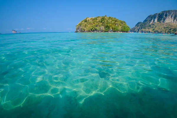 Acqua limpida e cielo blu. Spiaggia nella provincia di Krabi, Thailandia . — Foto Stock