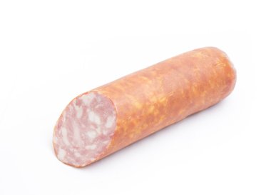 Sosis beyaz zemin üzerine dilimlenmiş