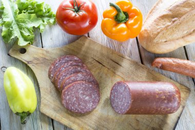 sosis ve sebze kesme tahtası üzerinde