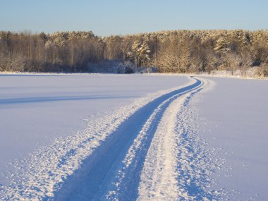 Buzun altında bir karla kaplı göl kapısı bir kar arabası iz