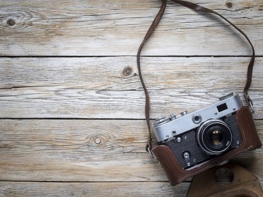 Retro film fotoğraf makinesi ahşap arka plan üzerinde.