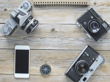 Retro kameralar, pusula ve bir ahşap plakalar smartphone