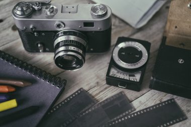 Vintage natürmort ahşap bir masa üzerinde eski retro kameralar ile
