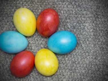 Paskalya yumurtaları yün arka plan üzerinde