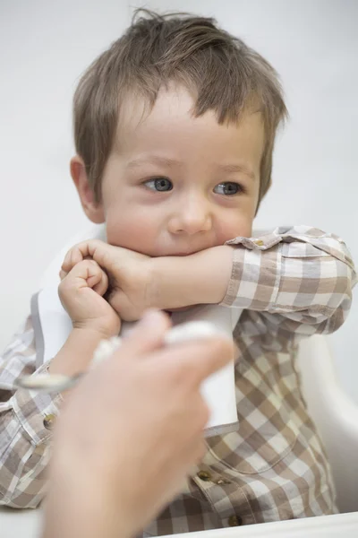 Mother feeding little boy baby food — Stock Photo, Image