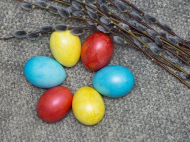 Paskalya yumurtaları söğüt dalları ahşap zemin ile