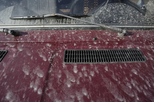 Dirt on the car hood and a windshield with wiper — Stock Photo, Image