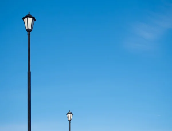 Gatlyktor siluett mot den blå himlen — Stockfoto