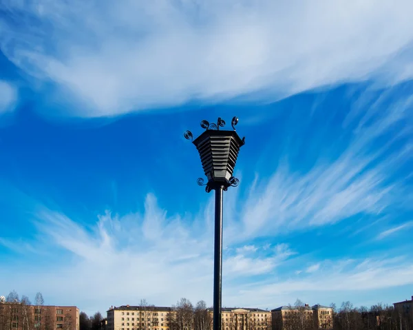 Gamle lanterne i byen og himlen baggrund - Stock-foto