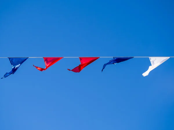 Sármány zászlókat az ég háttere — Stock Fotó