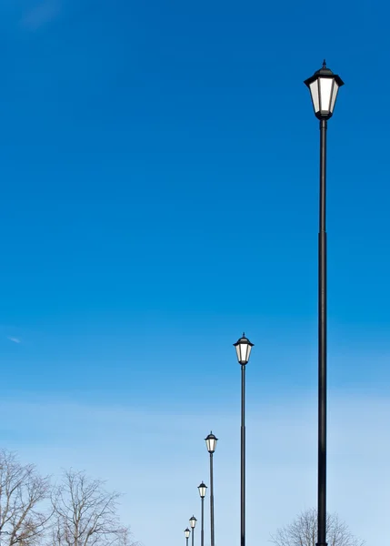 Farolas contra el cielo azul Imagen de archivo