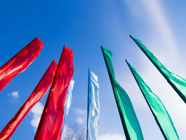 Värikkäitä lippuja alhaalta sininen taivas tausta — kuvapankkivalokuva