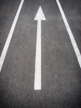 Beyaz ok işareti yol 
