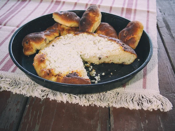 Metallschale aus Käsekuchen mit einem Stück. — Stockfoto