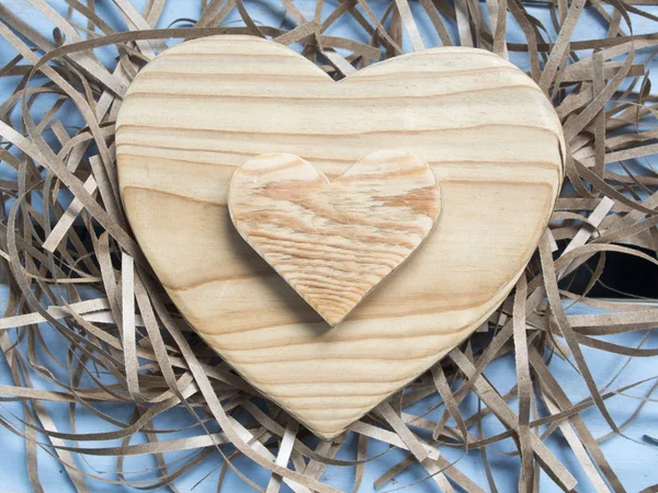 Dos corazones de madera sobre fondo azul —  Fotos de Stock
