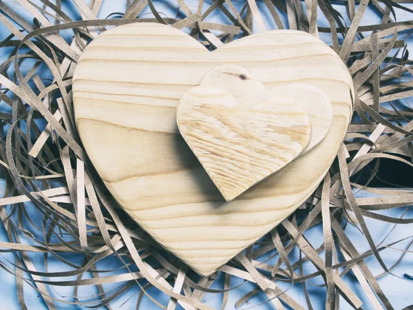 Corações de madeira empilhados, vista superior — Fotografia de Stock