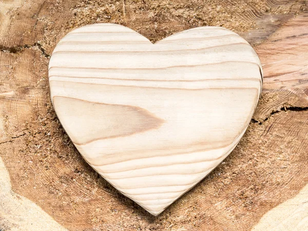Coração de madeira no fundo de madeira — Fotografia de Stock
