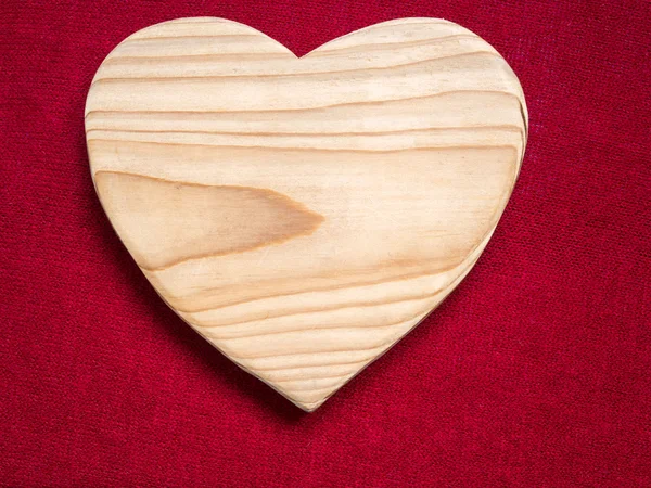 Forma de corazón cortado de madera en tela roja — Foto de Stock