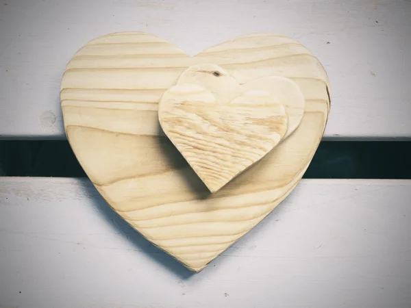 Gestapelde houten harten op een houten ondergrond, bovenaanzicht Stockfoto