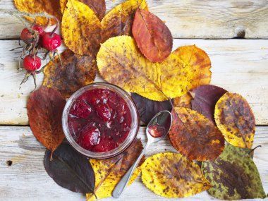 Sonbahar yaprakları, reçel ve rose hips ile natürmort
