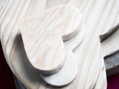 Sevgililer günü arka plan olarak ahşap kalplerin yığını