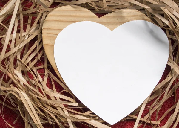 Corazón de papel al lado del corazón de madera sobre un fondo de oropel —  Fotos de Stock