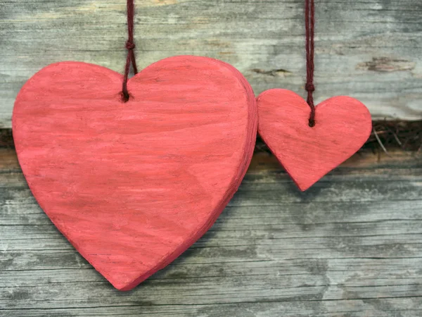 San Valentín corazones sobre fondo de madera — Foto de Stock