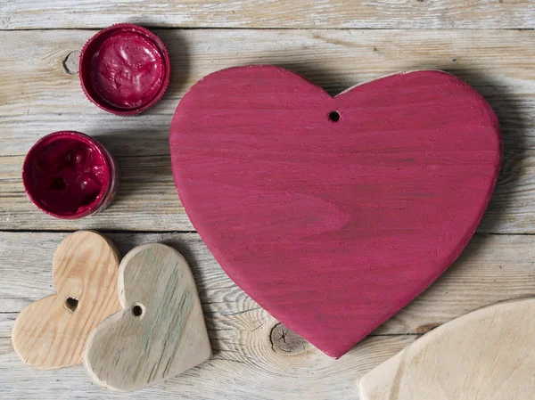 Pintura de corazones de madera en rojo Imágenes de stock libres de derechos