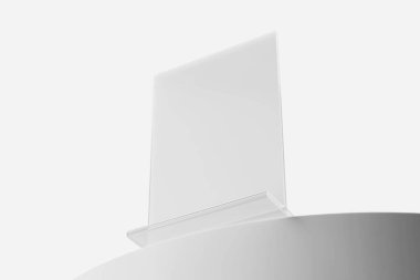 Boş şeffaf akrilik plastik masa tutucu gerçekçi model şablon 5x7 inç dikey kağıt boyutu 3d alt görünüm podyumda izole