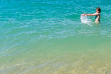 Turkuaz deniz arka plan üzerinde güzel genç kadın