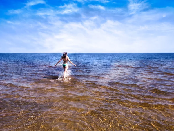 Güzel kız mavi deniz şeffaf su parlayan gidiyor — Stok fotoğraf