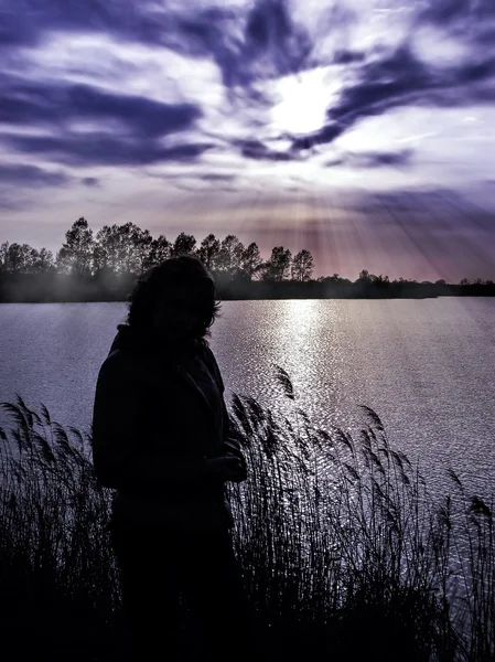 湖畔を歩く少女のシルエット — ストック写真