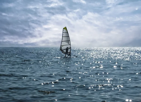 Solitario windsurfista en el fondo del mar Fotos de stock libres de derechos