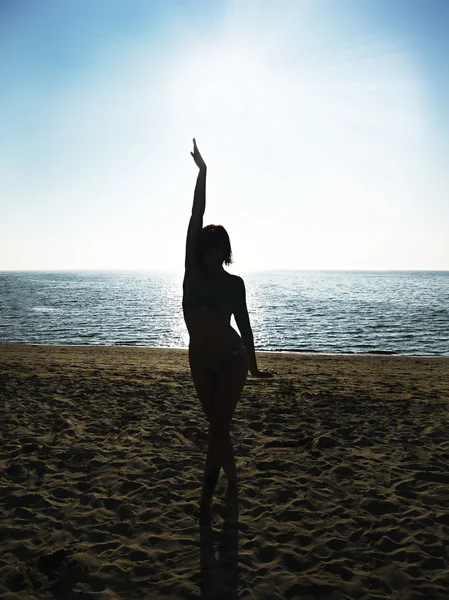Bella silhouette di giovane ragazza alla luce del sole — Foto Stock