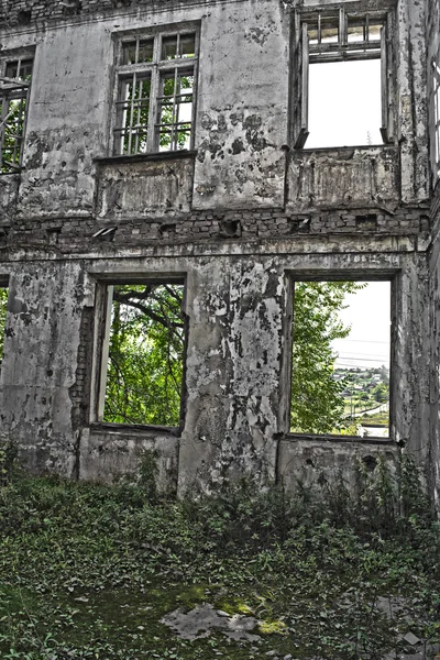 对植被覆盖的破旧建筑废墟 — 图库照片